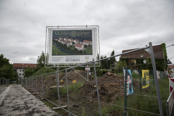 Eine der letzten Auwiesen im Ortskern Nieder-Ramstadts wird bebaut. Mittlerweile gibt es hier die ersten Häuser.